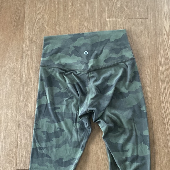 Size 6 Women’s Lululemon Legging - Picture 3 of 3